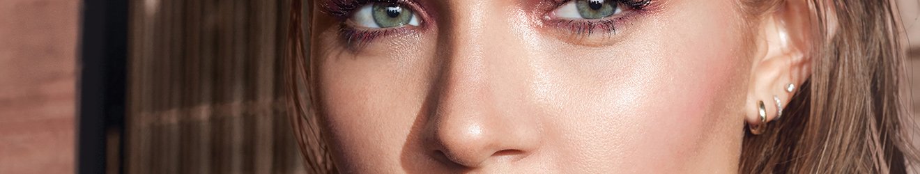 Maybelline 媚比琳腮紅和打亮產品說明Banner圖像 - 綠色眼睛模特兒特寫 