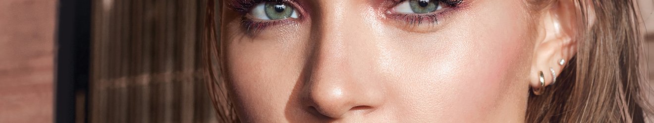Maybelline 媚比琳腮紅和打亮產品說明Banner圖像 - 綠色眼睛模特兒特寫