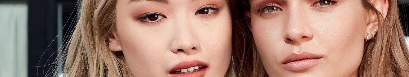 媚比琳臉部彩妝與底妝推薦,兩位模特兒展現自然妝容與健康肌膚光澤。