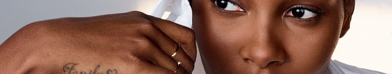 Maybelline 媚比琳粉底液產品說明Banner圖像 - 無敵特霧超持久粉底液 Maybelline 媚比琳模特兒特寫 