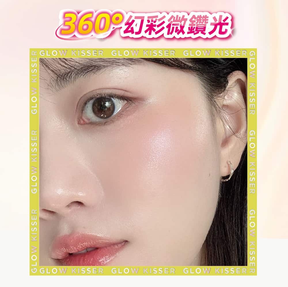 媚比琳光吻棒光吻持色幻彩腮紅液，模特兒使用後唇部呈現自然光澤感。