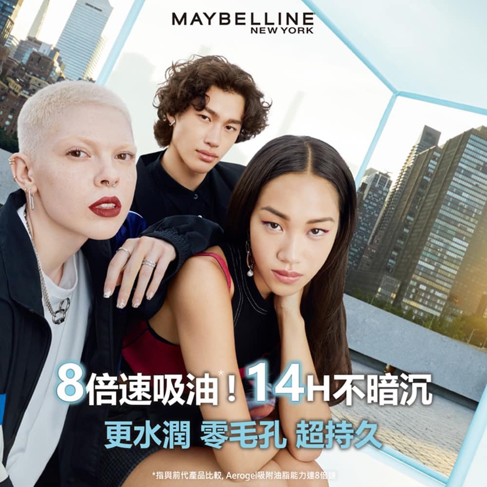 媚比琳 FIT ME 反孔特霧控油粉底液，模特兒展現使用後的自然妝感與光澤。