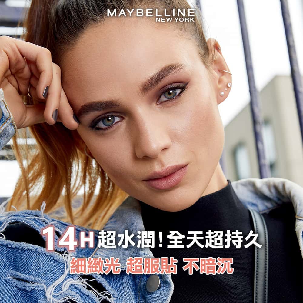 媚比琳 FIT ME 水光奇蹟保濕粉底液，模特兒展示唇部光澤與色彩飽滿效果。