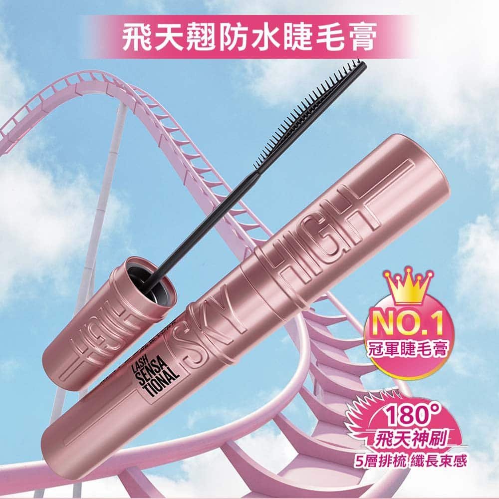 媚比琳飛天翹防水睫毛膏，展示產品包裝與刷頭設計，背景為遊樂園雲霄飛車。